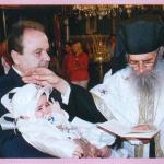 Ο Κορωναίος διευθύνων σύμβουλος της ΔΕΗ Δημήτρης Μανιατάκης βαφτίζει τη μικρή Στέλλα...